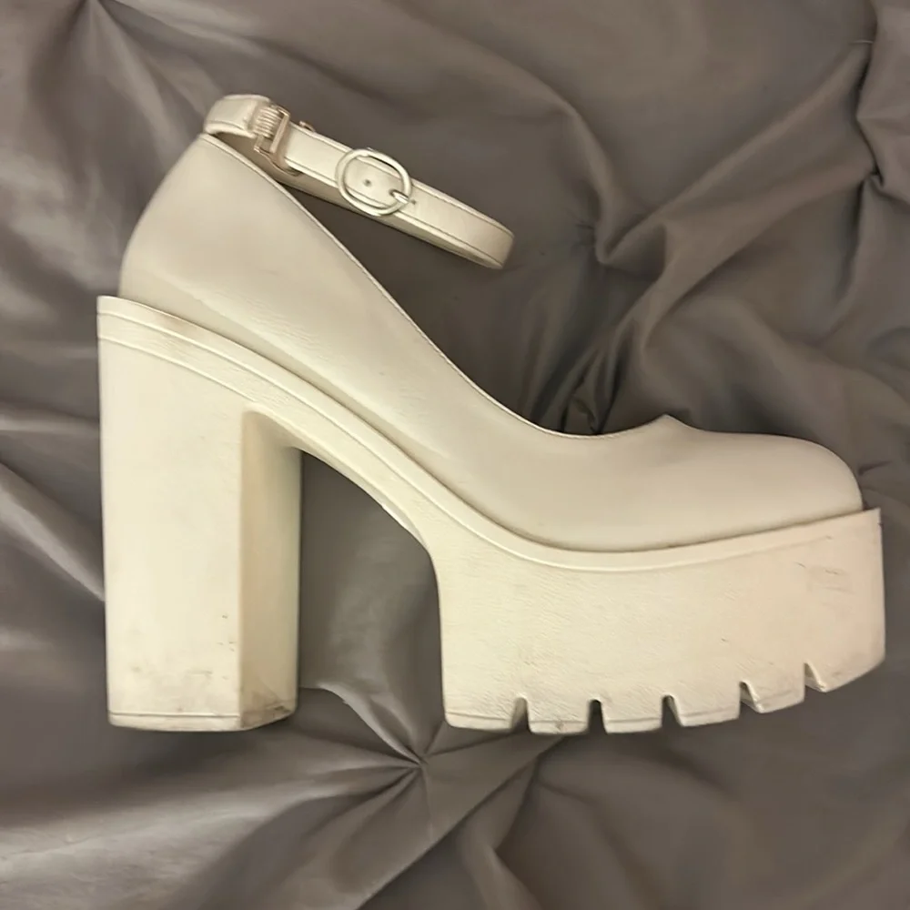 Mary Jane white heels - Picture 2 of 2